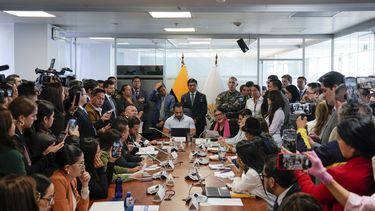 Jonathan Parra, arriba al centro, presidente de la Comisión de Fiscalización de la Asamblea Nacional, preside una reunión donde el ministro de Defensa Gian Carlo Loffredo, sentado a su lado a la izquierda; la ministra del Interior, Mónica Palencia, sentada a su lado a la derecha, y la canciller Gabriela Sommerfeld, explican el allanamiento a la embajada de México en Quito, Ecuador, el miércoles 10 de abril de 2024. La policía ecuatoriana irrumpió en la embajada de México el 2 de abril y arrestó al exvicepresidente ecuatoriano Jorge Glas que se había refugiado allí. (AP Foto/Dolores Ochoa)