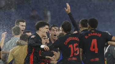 Jugadores del Barcelona celebran después de que aseguraron el título de liga al vencer al Espanyol el jueves 15 de mayo del 2025. (AP Foto/Joan Monfort)