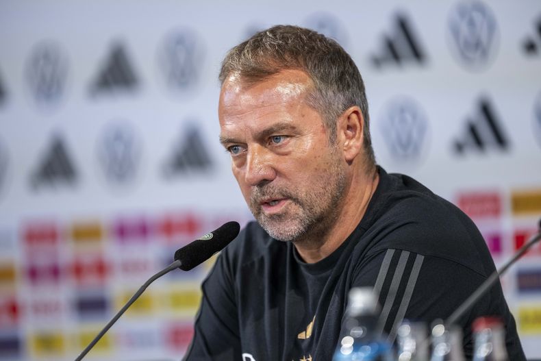El seleccionador de Alemania Hansi Flick hablan en conferencia de prensa el viernes 8 de septiembre del 2023. (David Inderlied/dpa via AP)