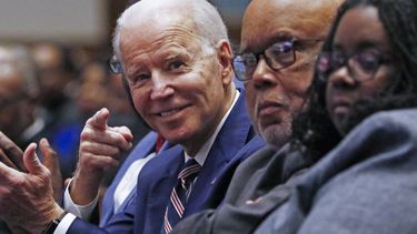 Harris respalda a Biden y Jesse Jackson apoya a Sanders