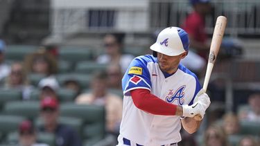 Matt Olson de los Bravos de Atlanta en su turno al bate en la primera entrada del encuentro ate los Rockies de Colorado el sábado 17 de junio del 2023. (AP Foto/Brynn Anderson)