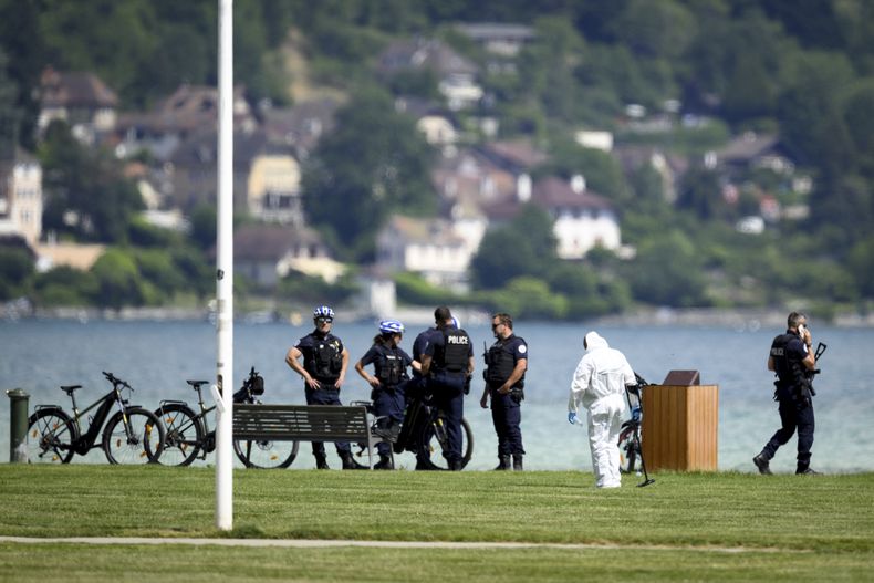 Las fuerzas de seguridad examinan el escenario de un apuñalamiento en Annecy, en los Alpes franceses, el 8 de junio de 2023. (Jean-Christophe Bott/Keystone vía AP)