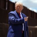 El entonces candidato Donald Trump cerca de la frontera con México en Sierra Vista, Arizona, el 22 de agosto del 2024. (AP foto/Evan Vucci)