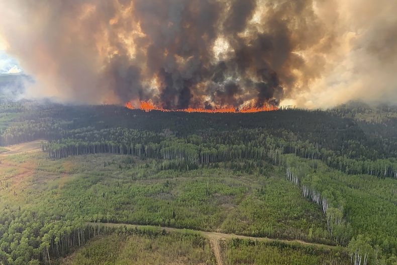 Un incendio forestal arrasa con un bosque de Alberta, Canadá, el viernes 12 de mayo de 2023. (Government of Alberta Fire Service/Canadian Press via AP)
