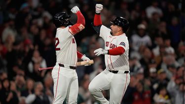 Mickey Gasper celebra con su compañero de los Medias Rojas de Boston Wilyer Abreu su jonrón en la octava entrada ante los Guardianes de Cleveland el martes 22 de septiembre del 2026. (AP Foto/Charles Krupa)