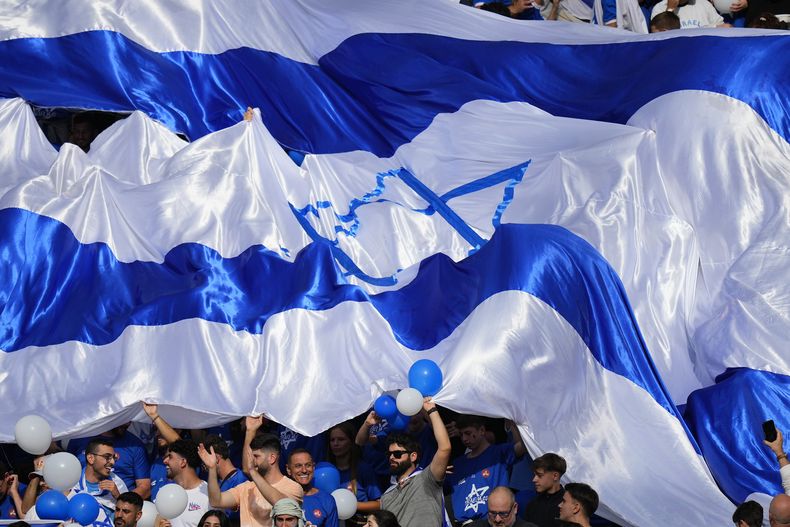 Hinchas de Israel alientan a su equipo en la semifinal del Mundial Sub20 contra Uruguay en el estadio Diego Maradona de La Plata, Argentina, jueves 8 junio, 2023. (AP Foto/Natacha Pisarenko)
