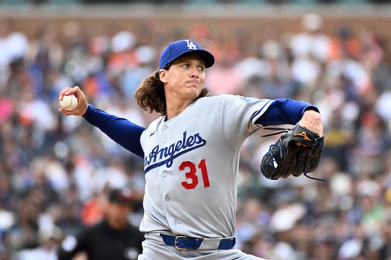 El lanzador abridor de los Dodgers de Los Ángeles, Tyler Glasnow, lanza durante la primera entrada de un partido de béisbol contra los Tigres de Detroit, el domingo 30 de agosto de 2026, en Detroit. (AP Foto/José Juárez)