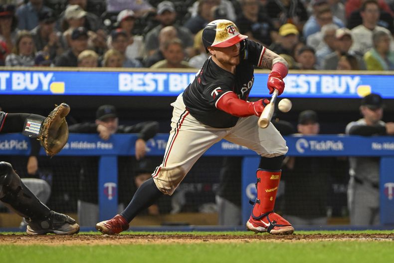 El puertorriqueño Christian Vázquez, de los Mellizos de Minnesota, toca la bola para producir una carrera ante los Marlins de Miami, el miércoles 25 de septiembre de 2024 (AP Foto/Craig Lassig)