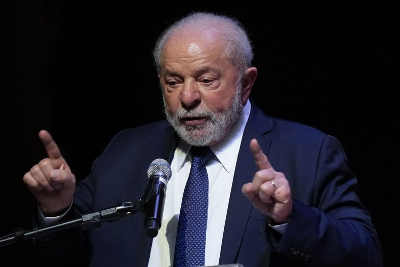 El presidente de Brasil, Luiz Inácio Lula da Silva, habla durante una reunión con empresarios para celebrar el Día de la Industria en la sede de la Federación de Industrias del Estado de Sao Paulo, en Sao Paulo, Brasil, el jueves 25 de mayo de 2023. Bajo el liderazgo Lula, los mandatarios sudamericanos se reúnen el 30 de mayo de 2023 en Brasilia para reactivar la integración de la región y revalorizar su rol en el tablero internacional, todo un desafío en momentos en que varios afrontan conflictos políticos, crisis económicas y deterioradas relaciones bilaterales. (Foto AP/Andre Penner)