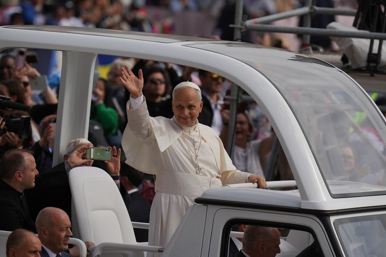 El papa León XIV saluda a la multitud desde el papamóvil al finalizar una misa el domingo 5 de octubre de 2025 en la Plaza de San Pedro, en el Vaticano. (AP Foto/Alessandra Tarantino)