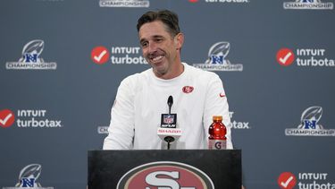 Kyle Shanahan, entrenador de los 49ers de San Francisco, sonríe durante una conferencia de prensa después del triunfo sobre los Lions de Detroit, el domingo 28 de enero de 2024 (AP Foto/Godofredo A. Vásquez)