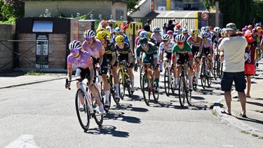 Un hombre toma fotografías a las ciclistas durante la séptima etapa del Tour de Francia Femenino (Tour de France Femmes), entre La Voulte-sur-Rhône y el Mont Ventoux en Malaucène, Francia, el viernes 7 de agosto de 2026. (Foto AP/Philippe Magoni)