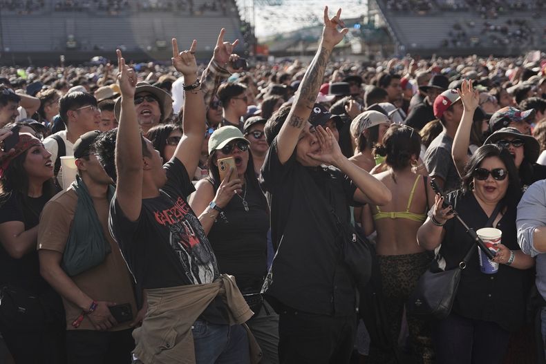 Fans ovacionan a la banda mexicana El Gran Silencio en la 25ª edición del festival de música Vive Latino en la Ciudad de México, el sábado 15 de marzo de 2025. (Foto AP/Aurea Del Rosario)