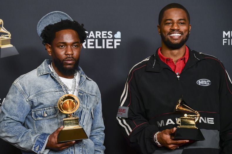 Kendrick Lamar, izquierda, y Dave Free posan en la sala de prensa con el premio al mejor video musical por Not Like Us, durante la 67ª entrega anual de los premios Grammy el domingo 2 de febrero de 2025 en Los Ángeles. (Foto Richard Shotwell/Invision/AP)