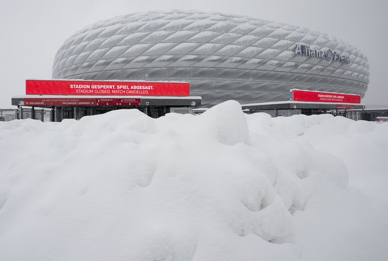 El Estadio Allianz en Munich tras la intensa nevada al sur de Alemania con el letrero Estadio cerrado. Encuentro cancelado tras la suspensión del duelo de la Bundesliga ante el Unión de Berlín el sábado 2 de diciembre del 2023. (Sven Hoppe/dpa via AP)