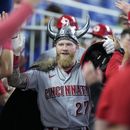 Jake Fraley de los Rojos de Cincinnati es felicitado por sus compañeros tras su jonrón con anotación de José Barrero y Curt Casali en la quinta entrada del juego ante los Marlins de Miami el sábado 13 de mayo del 2023. (AP Foto/Wilfredo Lee)