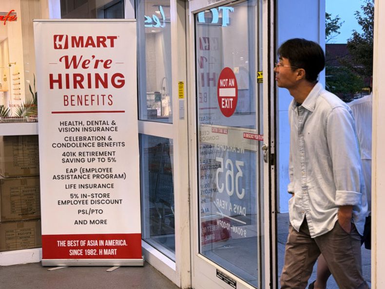 Un comercio busca empleados en Schaumburg, Illinois, el 16 de septiembre del 2026. (AP foto/Nam Y. Huh)