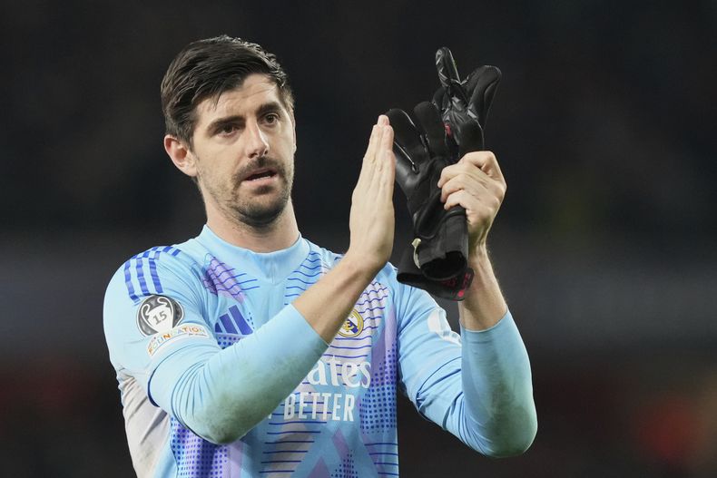 Thibaut Courtois, arquero del Real Madrid, aplaude a los seguidores de su equipo tras la derrota ante el Arsenal en un encuentro de la Liga de Campeones, el martes 8 de abril de 2025, en Londres (AP Foto/Frank Augstein)