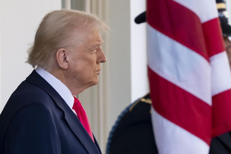El presidente estadounidense Donald Trump espera por la llegada del primer ministro de Irlanda, Micheál Martin, en la Casa Blanca, Washington, el miércoles 12 de marzo de 2025. (AP Foto/Alex Brandon)