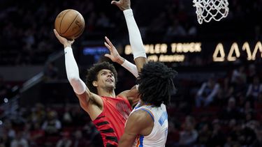 Archivo - El escolta de los Trail Blazers de Portland Matisse THYBULLE (izquierda) lanza sobre el alero Jalen Williams del Oklahoma City Thunder durante un juego en Portland. Marzo 26 de 2023. (AP Foto/Craig Mitchelldyer, Archivo)