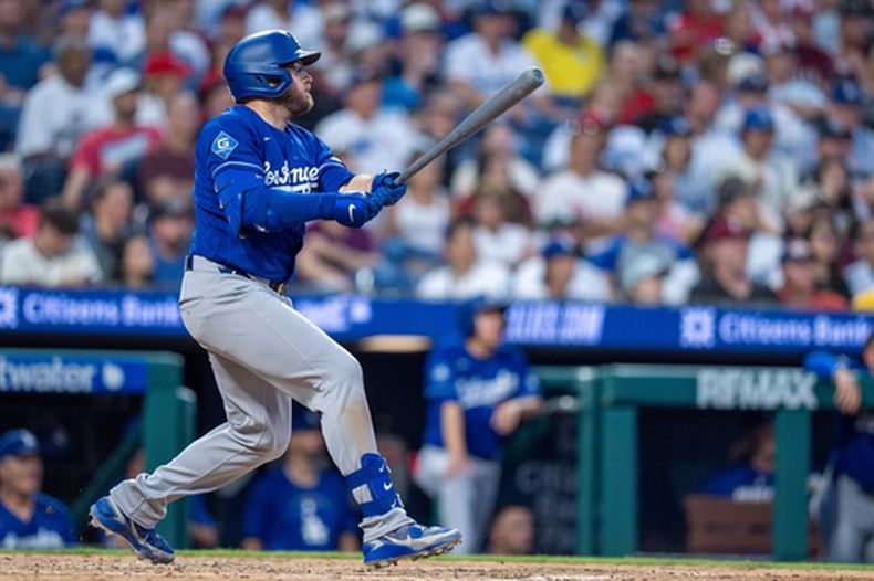 Max Muncy, de los Dodgers de Los Ángeles, batea un jonrón de dos carreras ante los Filis de Filadelfia, el miércoles 22 de julio de 2026 (AP Foto/Chris Szagola)