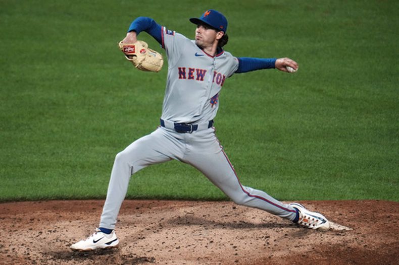 Zac Thornton, pitcher de los Mets de Nueva York, labora en el juego ante los Piratas de Pittsburgh, el viernes 7 de agosto de 2026 (AP Foto/Gene J. Puskar)