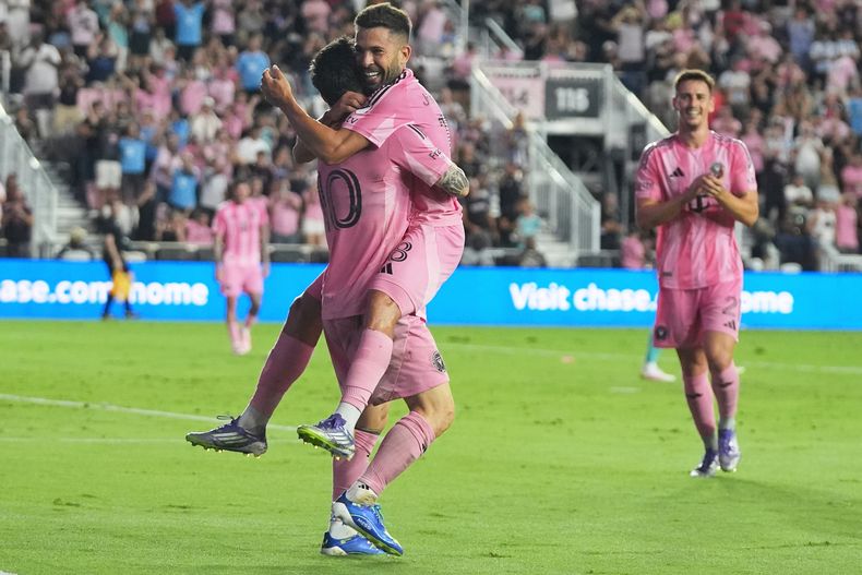 El delantero argentino Lionel Messi, de Inter Miami, a la izquierda, celebra con el defensa español Jordi Alba, a la derecha, después de anotar un gol durante la primera mitad de un partido de fútbol de la MLS contra el Seattle Sounders, el martes 16 de septiembre de 2025, en Fort Lauderdale, Florida. (AP Photo/Lynne Sladky)