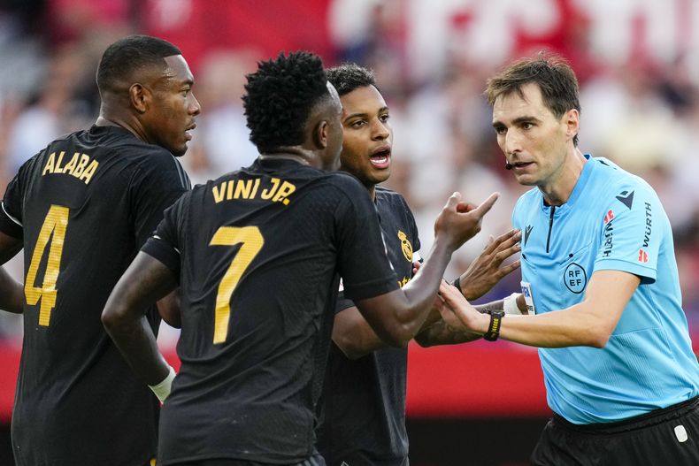 ARCHIVO - El árbitro Ricardo De Burgos Bengoetxea (derecha) discute con jugadores del Real Madrid durante el partido contra Sevilla en la Liga española, el 21 de octubre de 2023. (AP Foto/José Bretón)