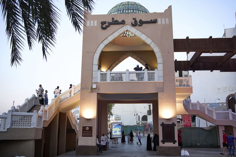 Personas recorren el histórico mercado Mutrah Souq en Mascate, Omán, el viernes 11 de abril de 2025. (AP Foto/ Fatima Shbair)