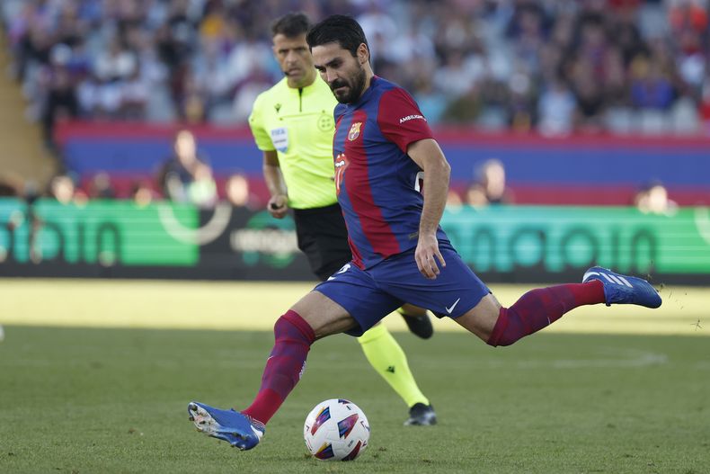 Ilkay Gundogan del Barcelona durante el partido contra el Real Madrid en la Liga española, el sábado 28 de octubre de 2023. (AP Foto/Joan Monfort)