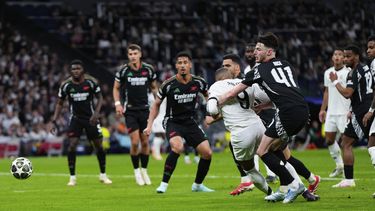 Declan Rice, del Arsenal a la derecha, agarra a Kylian Mbappé del Real Madrid en el área durante el partido de vuelta de los cuartos de final de la Liga de Campeones entre el Real Madrid y el Arsenal en el estadio Santiago Bernabéu en Madrid, el miércoles 16 de abril de 2025. (AP Foto/Manu Fernández)