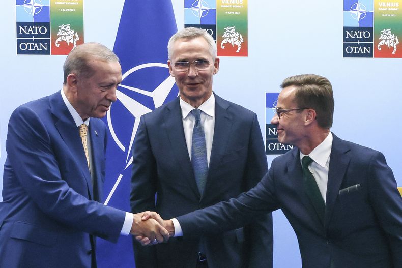 ARCHIVO - El presidente de Turquía, Recep Tayyip Erdogan, a la izquierda, estrecha la mano del primer ministro de Suecia, Ulf Kristersson, a la derecha, mientras el secretario general de la OTAN, Jens Stoltenberg, observa antes de una reunión previa a una cumbre de la OTAN en Vilna, Lituania, el lunes 10 de julio de 2023. (Yves Herman, Pool Foto via AP, Archivo)