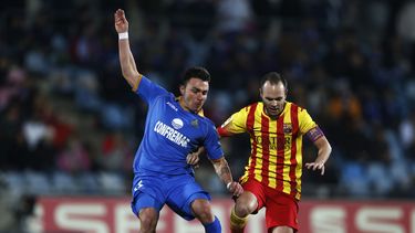 americateve | Andr&eacute;s Iniesta (der) supera la marca de Adri&aacute;n Colunga, de Getafe, en un partido de la liga espa&ntilde;ola el 22 de diciembre del 2013 en Madrid. Iniesta prorrog&oacute; su contrato con el Barcelona por otros tres a&ntilde;os, hasta el 2018