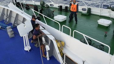 ARCHIVO - Guardacostas filipinos del BRP Sindangan bajan sus defensas de goma al colisionar con un barco de guardacostas chino, a la derecha, que bloqueó su rumbo cuando intentaba llegar al banco de arena Second Thomas, conocido localmente como banco Ayungin, en el disputado Mar de China Meridional, el martes 5 de marzo de 2024. (AP Foto/Aaron Favila, Archivo)