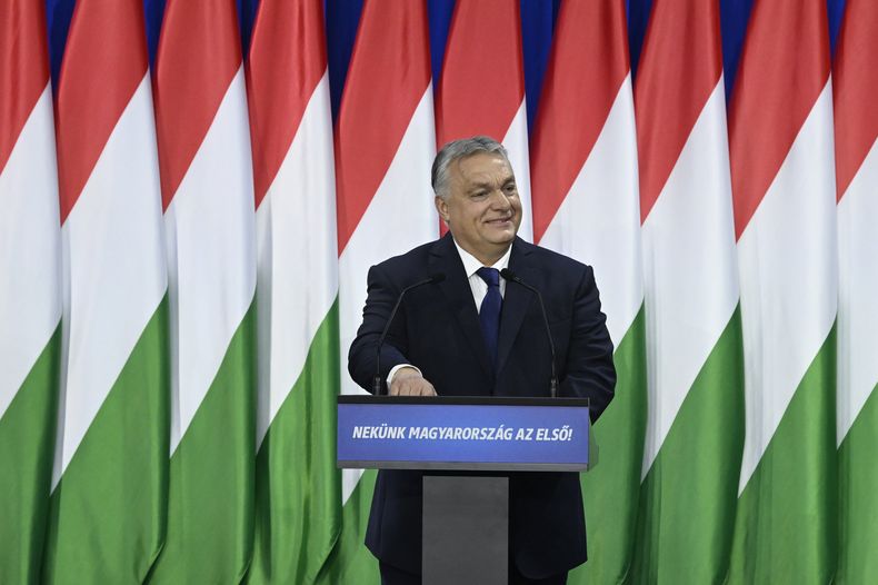 El primer ministro húngaro Viktor Orban pronuncia su discurso anual sobre el Estado de Hungría en Budapest, sábado 17 de febrero de 2024. El mensaje en el podio dice Para nosotros, Hungría está primero! (Szilard Koszticsak/MTI via AP)