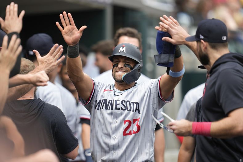 Royce Lewis de los Mellizos de Minnesota celebra con sus compañeros tras anotar en la décima entrada ante los Tigres de Detroit el domingo 25 de junio del 2023. (AP Foto/Paul Sancya)