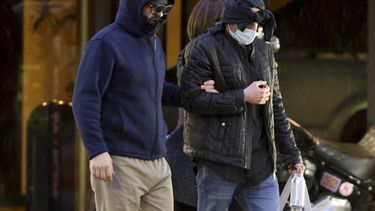 ARCHIVO - El exinformante del FBI Alexander Smirnov, izquierda, sale de la oficina de su abogado en el centro de Las Vegas tras ser liberado de un arresto federal el 20 de febrero de 2024. (K.M. Cannon/Las Vegas Review-Journal via AP, File)