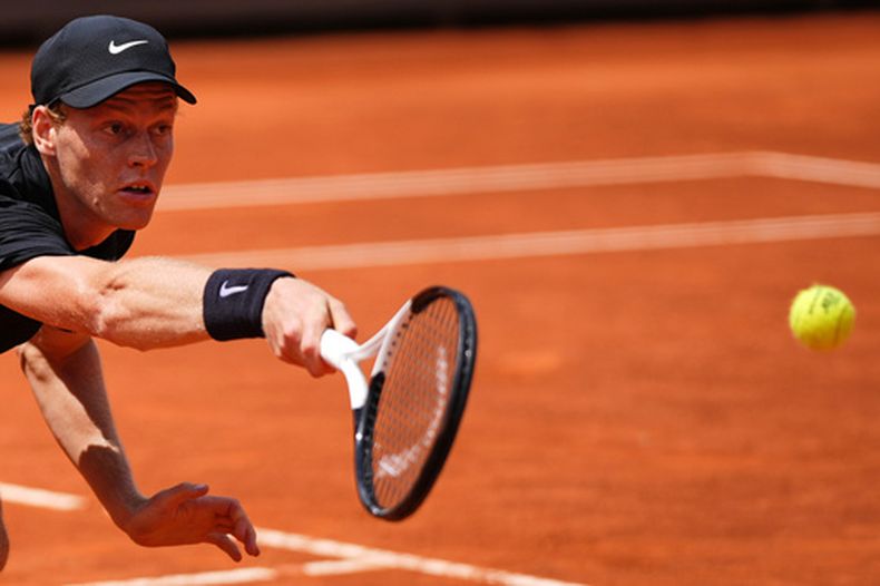 Jannik Sinner devuelve ante Andrey Rublev en el Abierto de Italia, el jueves 14 de mayo de 2026, en Roma. (AP Foto/Andrew Medichini)