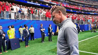 El técnico canadiense Jesse Marsch sale de la cancha tras el partido de octavos de final del Mundial ante Marruecos, el sábado 4 de julio de 2026, en Houston. (AP Foto/David J. Phillip)
