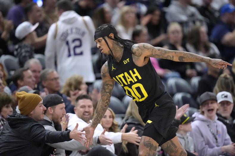 El armador del Jazz de Utah Jordan Clarkson (00) celebra con los aficionados luego de encestar un triple ante los Raptors de Toronto durante la segunda mitad del juego de baloncesto de la NBA el viernes 12 de enero de 2024, en Salt Lake City. (AP Foto/Rick Bowmer)