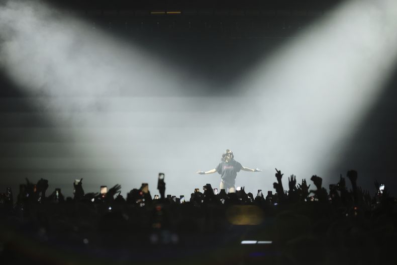 La cantante británica Charli XCX durante su presentación en el festival AXE Ceremonia en el Parque Bicentenario en la Ciudad de México el sábado 5 de abril de 2025. (Foto AP/Ginnette Riquelme)