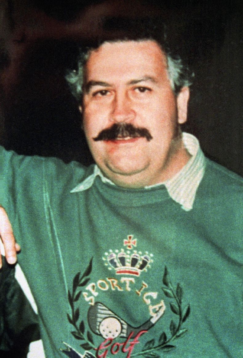 ARCHIVO - En esta foto de archivo de diciembre de 1991, aparece el narcotraficante Pablo Escobar fotografiado en un lugar no identificado. Escobar fue asesinado por la polic&iacute;a el 2 de diciembre de 1993 en la ciudad de Medell&iacute;n, en la regi&oa