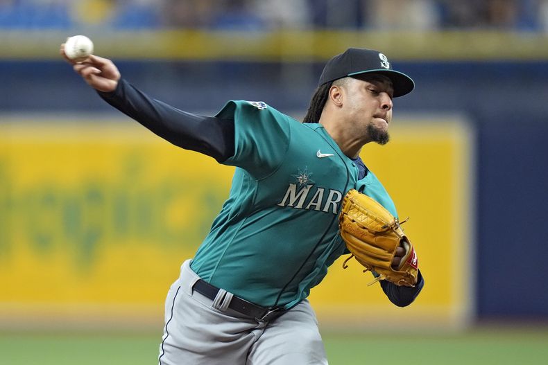 El dominicano Luis Castillo, abridor de los Marineros de Seattle, lanza frente a los Rays de Tampa Bay en el juego del jueves 7 de septiembre de 2023 (AP Foto/Chris OMeara)
