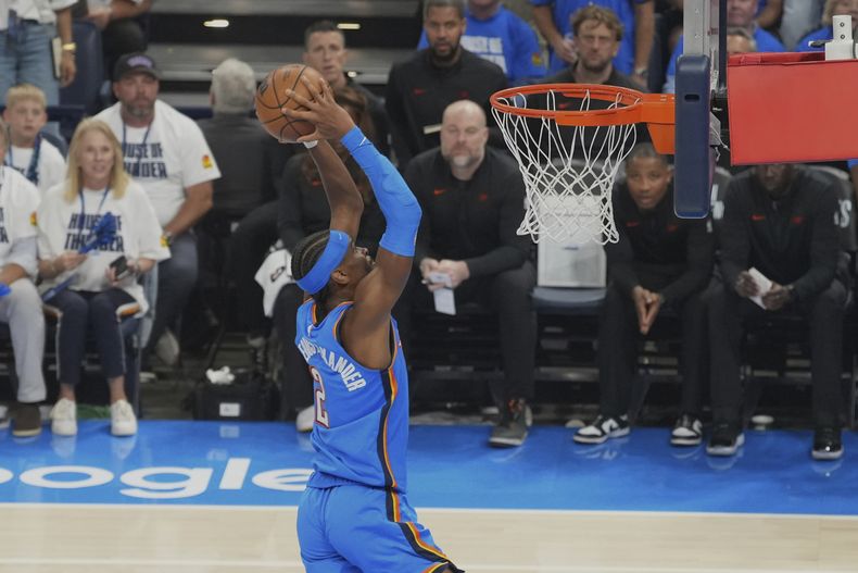 El base del Thunder de Oklahoma City Shai Gilgeous-Alexander clava el balón en el juego 5 de las finales de la Conferencia Oeste ante los Timberwolves de Minnesota el miércoles 28 de mayo del 2025. (AP Foto/Kyle Phillips)