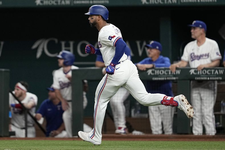 El dominicano Leody Taveras, de los Rangers de Texas, recorre las bases tras conectar un jonrón de dos carreras en el duelo ante los Nacionales de Washington, el martes 30 de abril de 2024 (AP Foto/Tony Gutiérrez)