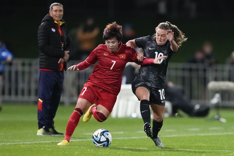 Thi Tuyet Dung Nguyen de Vietnam y Annalie Longo de Nueva Zelanda pelean por el balón durante un encuentro de preparación para la Copa Mundial el lunes 10 de julio del 2023. (AP Foto/John Cowpland )