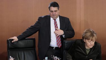 americateve | La canciller alemana Angela Merkel, derecha, acompa&ntilde;ada de su ministro de Econom&iacute;a Sigmar Gabriel en la reuni&oacute;n del gabinete en la Canciller&iacute;a de Berl&iacute;n el mi&eacute;rcoles, 12 de febrero del 2014. (Foto AP/Markus Schrei