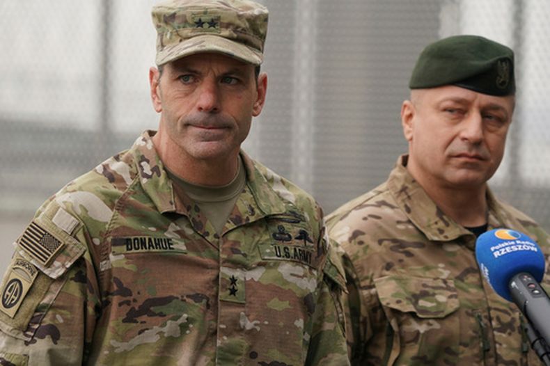 ARCHIVO - El general del ejército Christopher Donahue, a la izquierda, general al mando de la 82da División Aerotransportada, y el general polaco Wojciech Marchwica hablan con periodistas tras descargar vehículos de un avión de transporte llegado a Fort Bragg en el aeropuerto de Rzeszow-Jasionka en el suroeste de Polonia, el 6 de febrero de 2022. (AP Foto, Archivo)