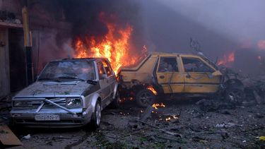 americateve | Fotograf&iacute;a proporcionada por la agencia estatal de noticias siria SANA muestra autos incendiados tras el estallido de dos autos bomba en una calle comercial en Homs, centro de Siria, el mi&eacute;rcoles 9 de abril de 2014. (Foto AP/SANA)