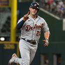 Spencer Torkelson de los Tigres de Detroit recorre las bases tras batear un jonrón ante los Rangers de Texas, el jueves 29 de junio de 2023. (AP Foto/Emil T. Lippe)
